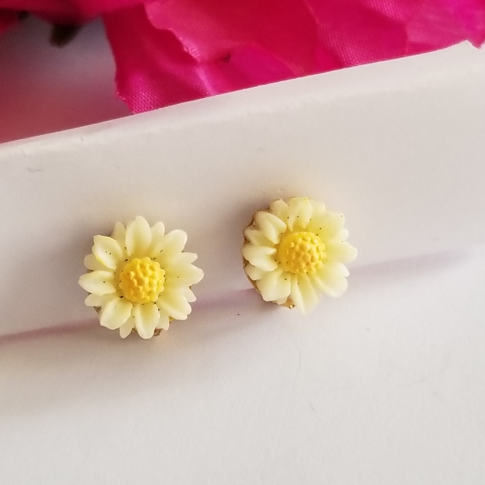 Vintage Daisy clip earrings yellow white gold tone clipon flower floral